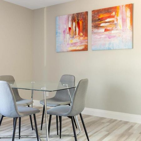 Entire 2 Bedroom Apartment Downtown - U2 キッチナー エクステリア 写真