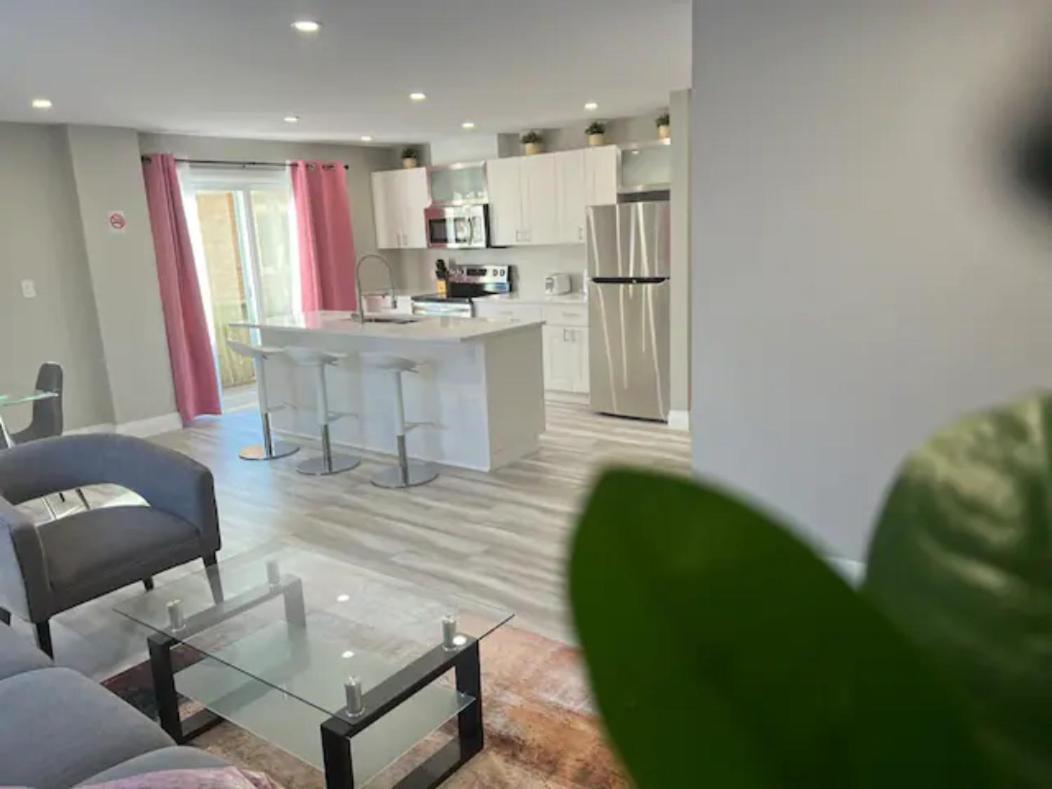 Entire 2 Bedroom Apartment Downtown - U2 キッチナー エクステリア 写真
