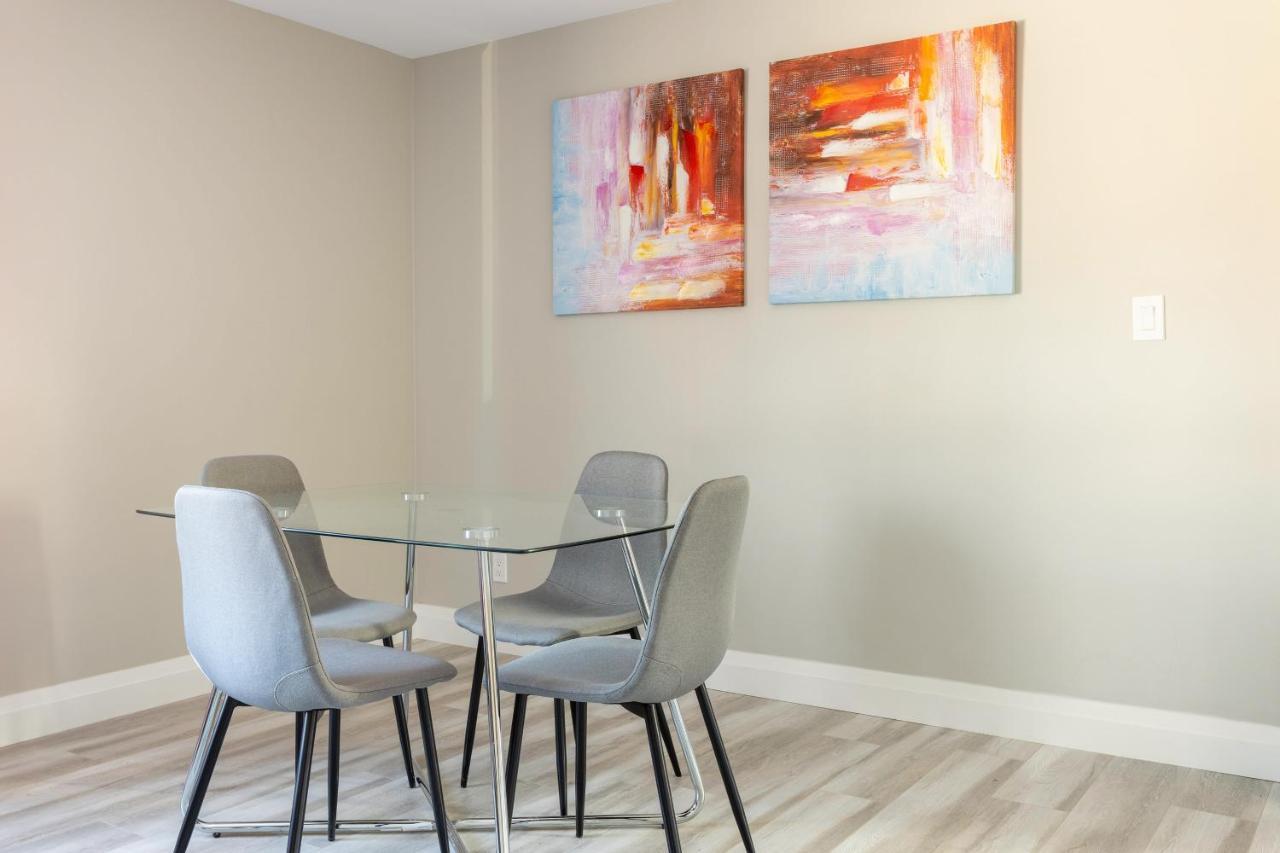 Entire 2 Bedroom Apartment Downtown - U2 キッチナー エクステリア 写真