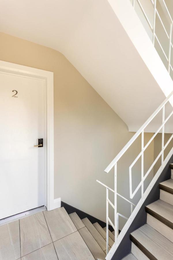 Entire 2 Bedroom Apartment Downtown - U2 キッチナー エクステリア 写真