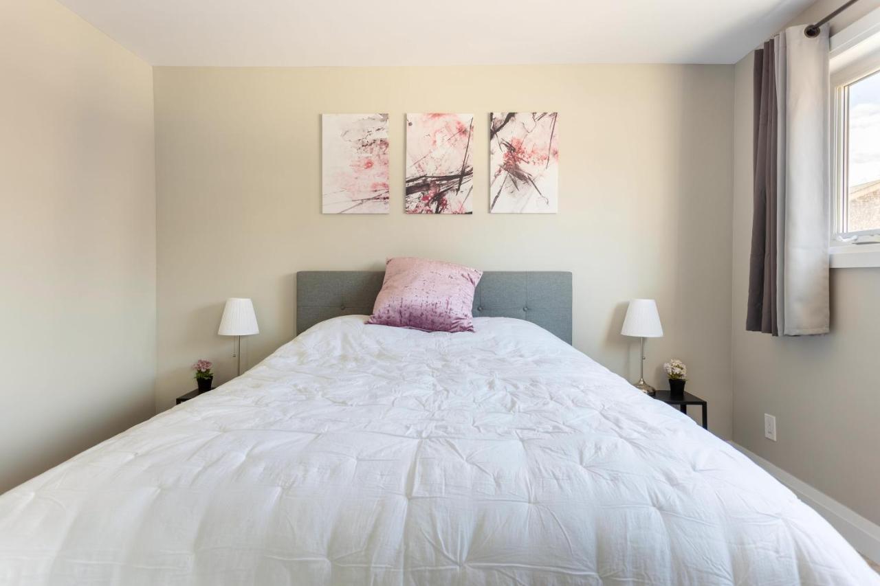 Entire 2 Bedroom Apartment Downtown - U2 キッチナー エクステリア 写真